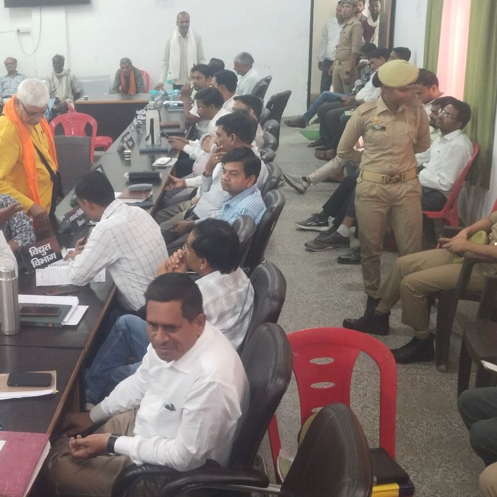 ललितपुर में समाधान दिवस से अधिकारी अनुपस्थित:डीएम ने डिप्टी आरएमओ, जल निगम अभियंता का वेतन रोकने के निर्देश दिए