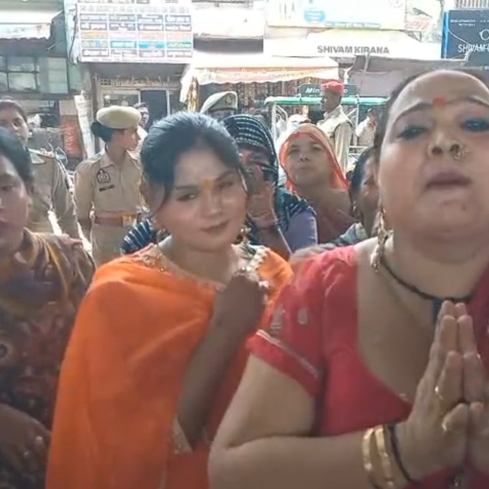 स्मार्टमीटर विरोध में महिलाओं ने कोटला चुंगी पर लगाया जाम:फिरोजाबाद में बिल वृद्धि के खिलाफ प्रदर्शन, किन्नर भी शामिल