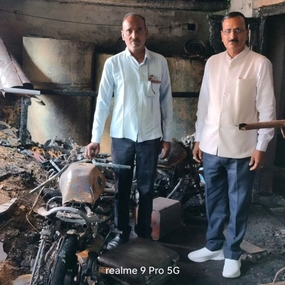 बरेली में पेट्रोल डालकर घर में लगाई आग:धमकी के बाद युवक ने की वारदात, चार आरोपियों के खिलाफ केस दर्ज