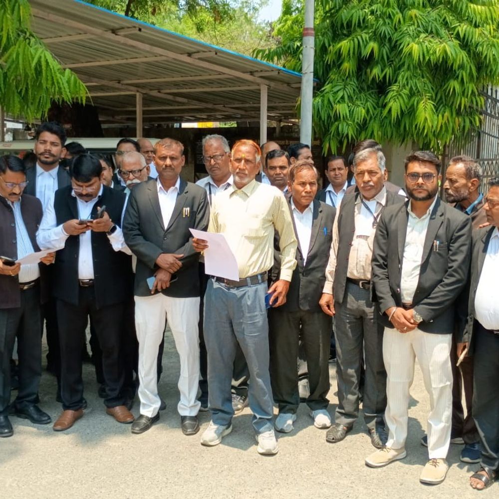 अधिवक्ता के बेटे की हत्या, वकीलों में आक्रोश:एसएसपी कार्यालय पहुंचे, आरोपियों की गिरफ्तारी की मांग की