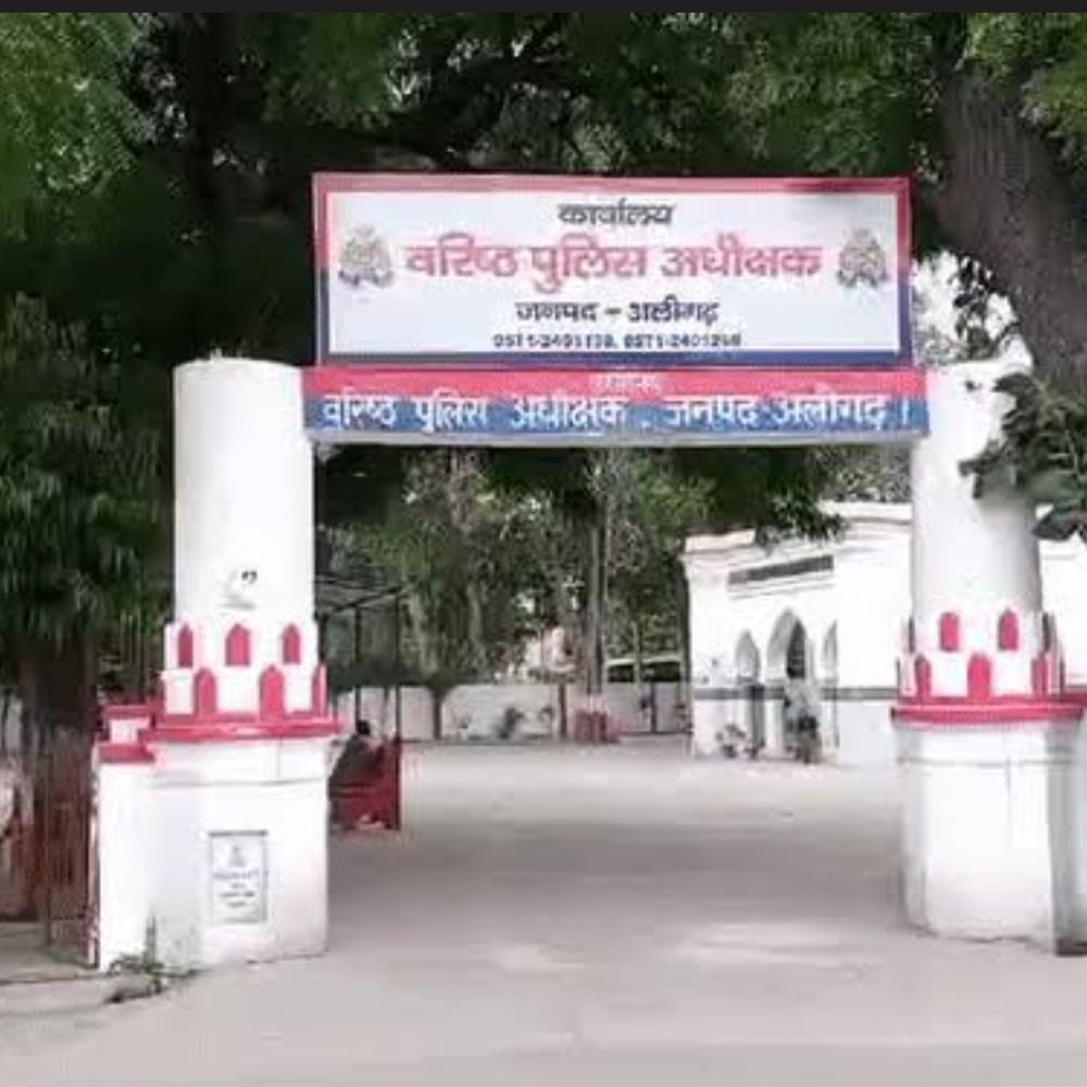 अलीगढ़ में क्राइम ब्रांच इंस्पेक्टर सस्पेंड:विवेचना के नाम पर एक लाख की रिश्वत ली थी,VIDEO सामने आने पर कार्रवाई
