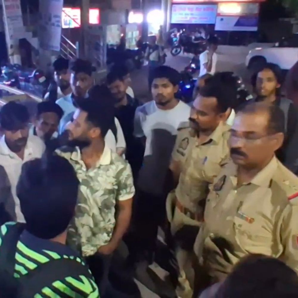 बाराबंकी में सिक्योरिटी गार्ड की बंदूक छीनने की कोशिश:दुकान के मैनेजर और गार्ड से की मारपीट, दो कारतूस लेकर फरार