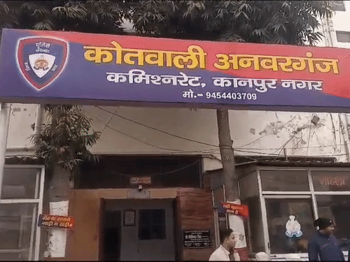 ई-रिक्शा सवार बदमाशों ने अधेड़ से लूटे 10 हजार:  अनवरगंज में विरोध करने पर अधमरा कर फेंका, घायल उर्सला में भर्ती – Kanpur News
