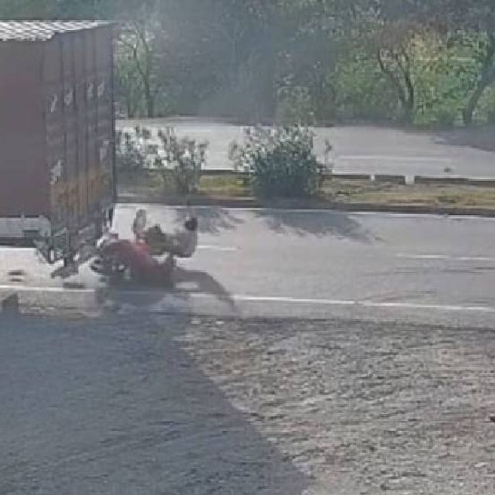 खड़े ट्रक से टकराई बाइक, युवक की मौत, VIDEO:झांसी में शादी से लौट रहे थे दंपत्ति, झपकी आने से हुआ हादसा, पत्नी घायल