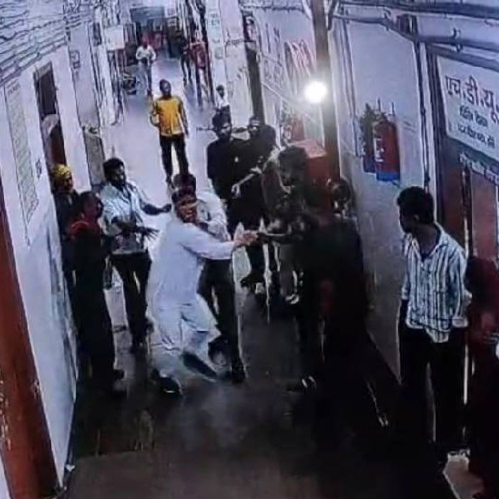 झांसी में वार्ड से घसीटकर नर्सिंग स्टाफ को पीटा, VIDEO:युवक की मौत पर भड़के थे परिजन, बोले- हमें भी कमरे में बंद करके मारा गया