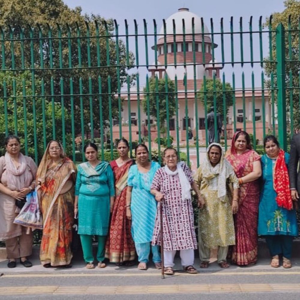 सुप्रीम कोर्ट के अधिवक्ता से मिली सेंट्रल मार्केट की महिलांए:अपना पक्ष रखने के लिए दिखाए साक्ष्य, बोली- राहत मिलने के आसार