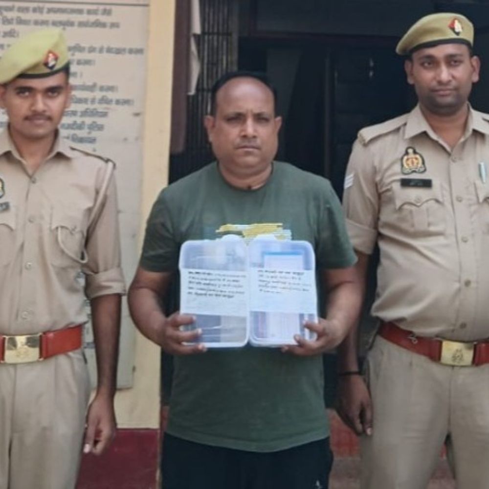 ऑनलाइन टिकट बुकिंग से ठगी करने वाला आरोपी गिरफ्तार:फेसबुक-इंस्टाग्राम पर फर्जी ट्रैवल एजेंसी बनाकर करता था ठगी, पुलिस ने मोबाइल, सिम और 12 बैंक पासबुक बरामद कीं