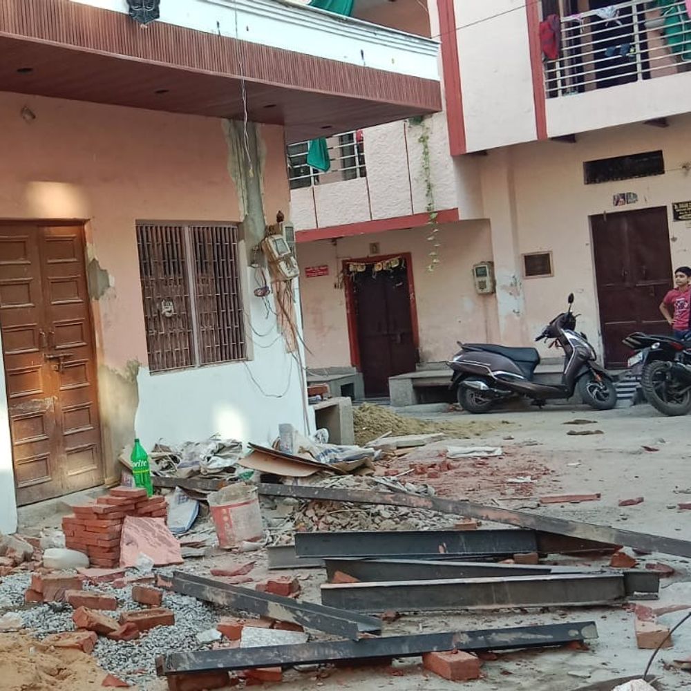 आगरा में तीसरी मंजिल से गार्डर लगाते समय गिरे मजदूर:घायलों का हॉस्पिटल में चल रहा इलाज, ट्रांस यमुना में निर्माण स्थल पर हड़कंप
