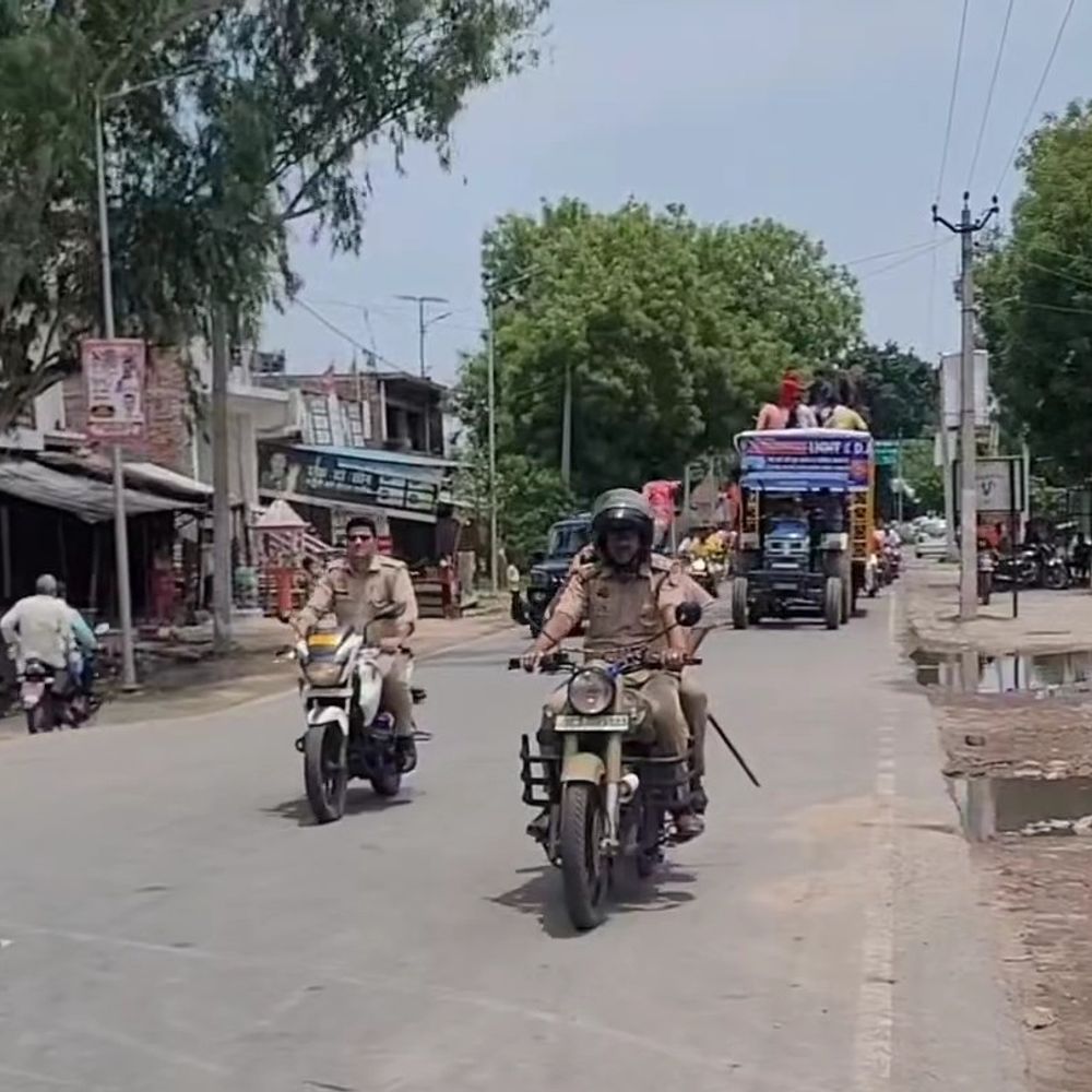 गोंडा में श्रीराम कथा को लेकर निकली भव्य कलश यात्रा:सैकड़ों गाड़ियों के काफिले के साथ पैड़ीबरा से सरयू घाट करनैलगंज तक कलश यात्रा