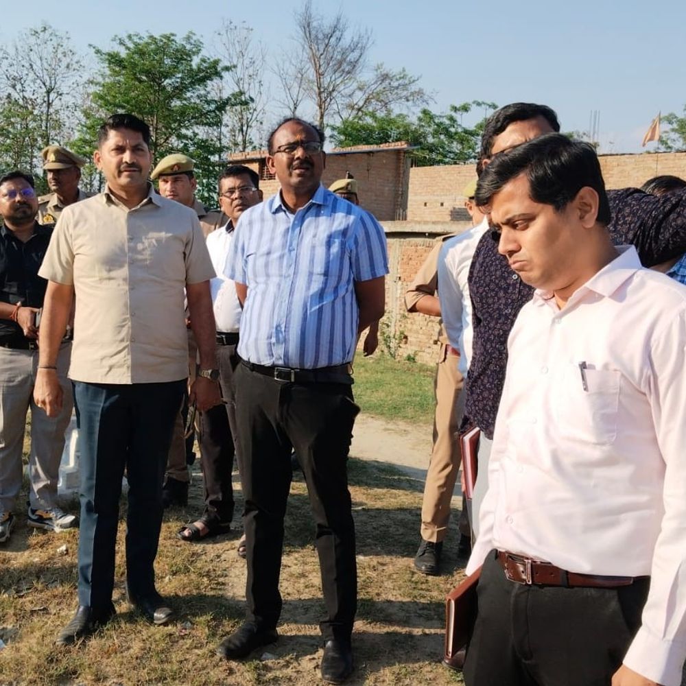 महराजगंज में बाढ़ से निपटने की तैयारी शुरू:21 तटबंधों की मरम्मत होगी, डीएम ने महाव नाले का निरीक्षण किया