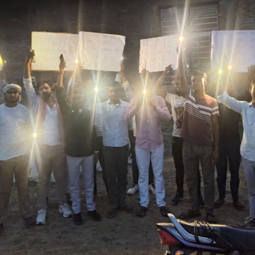 अंबियापुर स्टेशन विकास: युवाओं ने एकजुट होकर उठाई मांग:मोबाइल टॉर्च अभियान चलाकर प्रशासन का ध्यान खींचा