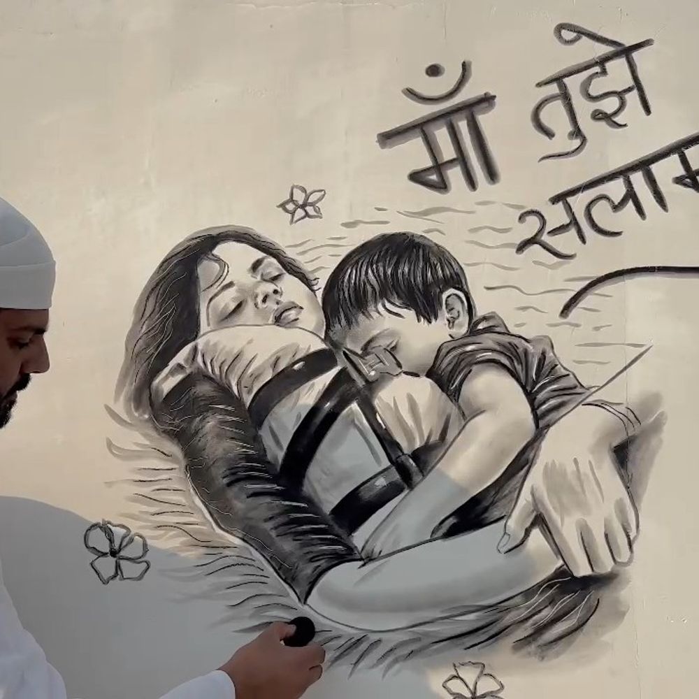 अमरोहा के जुहेब खान ने क्रूज हादसे की तस्वीर उकेरी:कोयले से बनाई मां-बेटे की मार्मिक तस्वीर, लिखा 'मां तुझे सलाम'