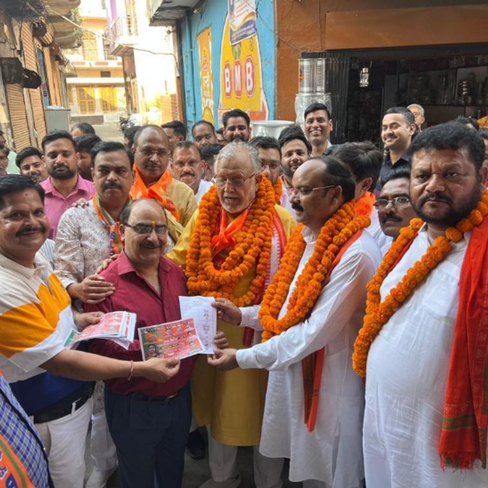 शाहजहांपुर में भाजपा सांसद और वित्तमंत्री ने किया जनसंपर्क:कटरा नगर पंचायत उपचुनाव में भाजपा प्रत्याशी के लिए मांगे वोट