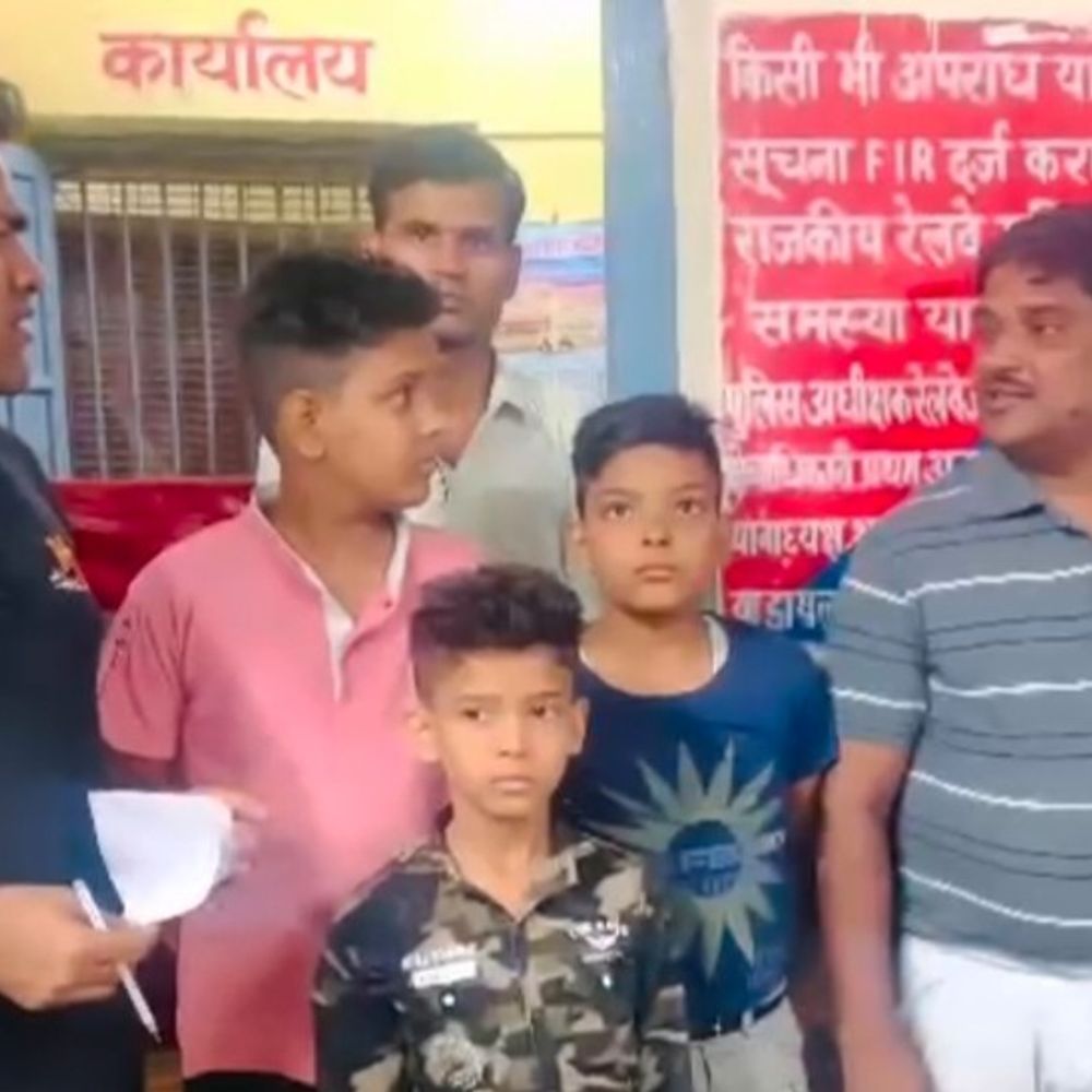 निहालगढ़ स्टेशन पर पिता से छूटे 3 बच्चे:सुल्तानपुर GRP ने श्रमजीवी एक्सप्रेस से सुरक्षित उतारा, ट्रेन छूटने से हुई घटना