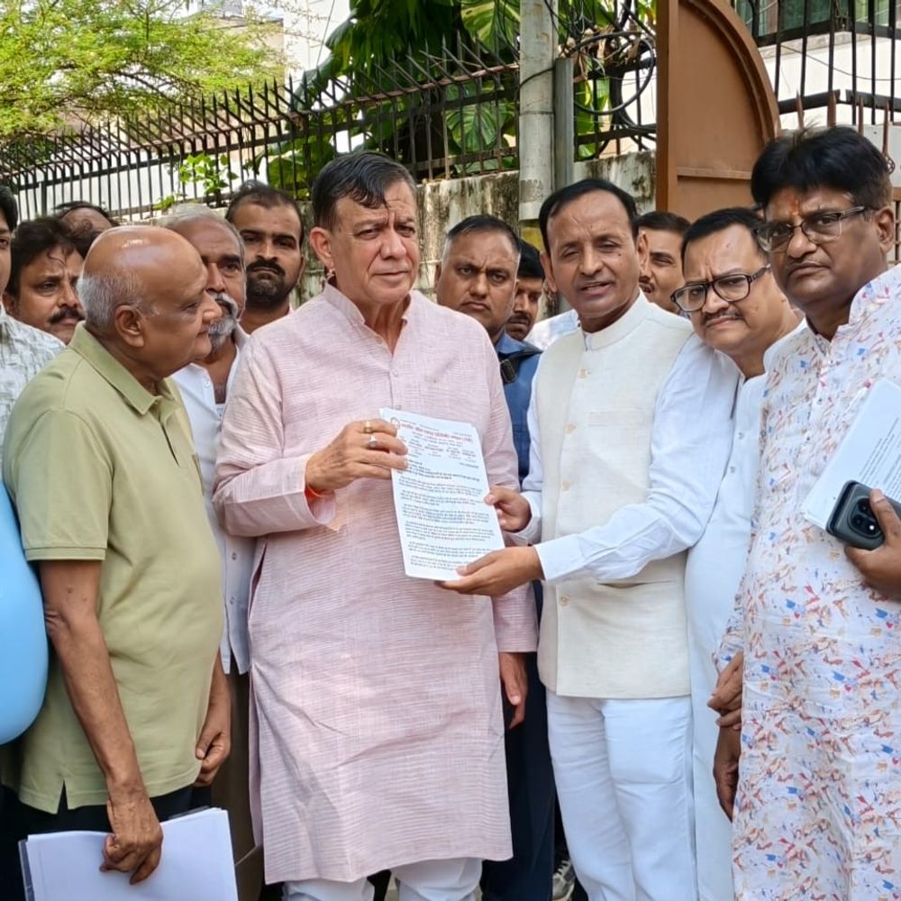 तेल मिलों पर कार्रवाई से भड़के व्यापारी:सतीश महाना को सौंपा ज्ञापन; बोले- प्राइवेट लैब की रिपोर्ट पर फैक्ट्रियां बंद करना गलत, दोबारा हो जांच