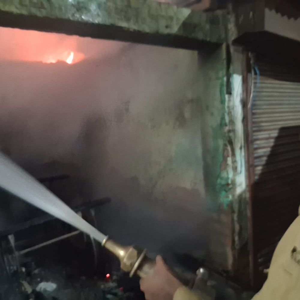 लखनऊ में सुपरमार्केट में देर रात लगी आग:3 दुकानें जलकर खाक, 4 फायर टेंडरों की मदद से पाया गया काबू, एक घंटे चला रेस्क्यू
