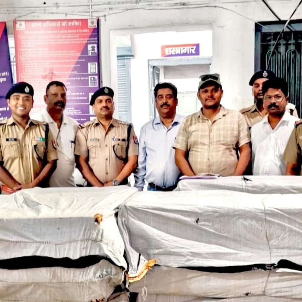 लखनऊ में 38 लाख की सिगरेट पकड़ी गई:स्मगलिंग कर नई दिल्ली से लाई गई, चारबाग स्टेशन पर आरपीएफ क्राइम ब्रांच ने की कार्रवाई