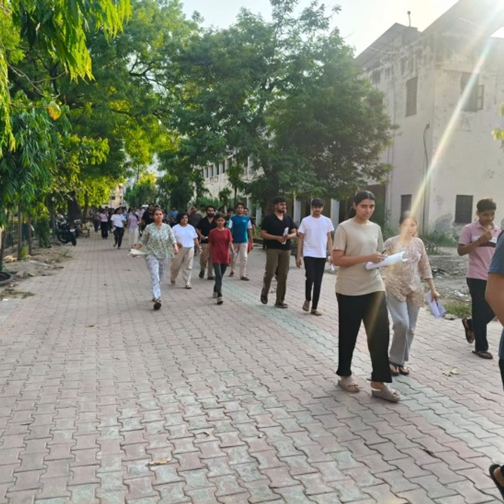 मथुरा में हुई NEET की परीक्षा:प्रतिभागी बोले पिछले बार के मुकाबले इजी था पेपर , सेंटर के आसपास फोटो स्टेट और साइबर कैफे रहे बंद