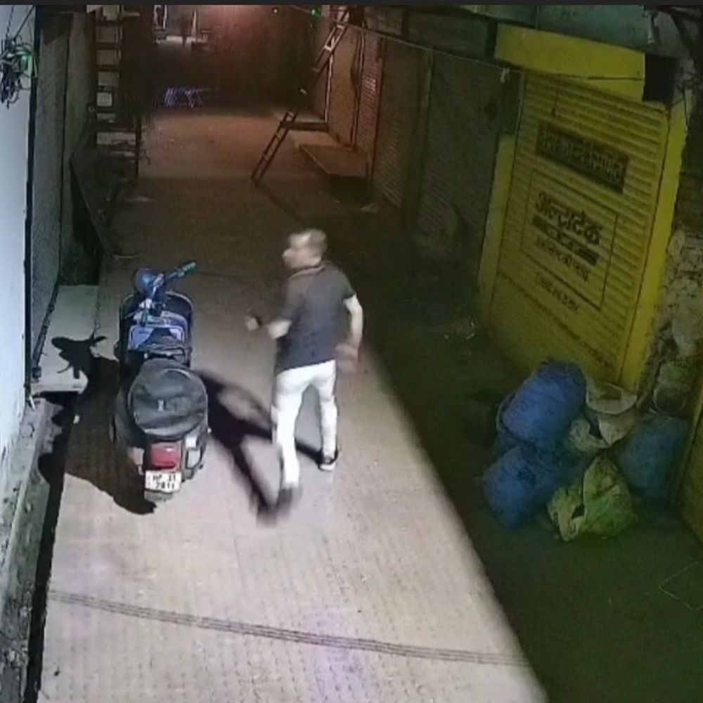 मंडी में मंदिर में चोरी का प्रयास, व्यापारी ने खदेड़ा:  संदिग्ध गतिविधि देख किया पीछा, देख कर भागा चोर तो नकदी और मोबाइल गिरा – Mandi (Himachal Pradesh) News