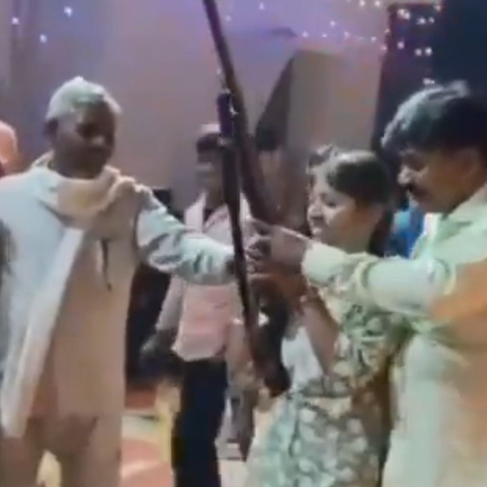प्रयागराज में नाबालिग लड़की से चलवाई लाइसेंसी बंदूक:मांगलिक कार्यक्रम के दौरान हर्ष फायरिंग, आरोपी गिरफ्तार