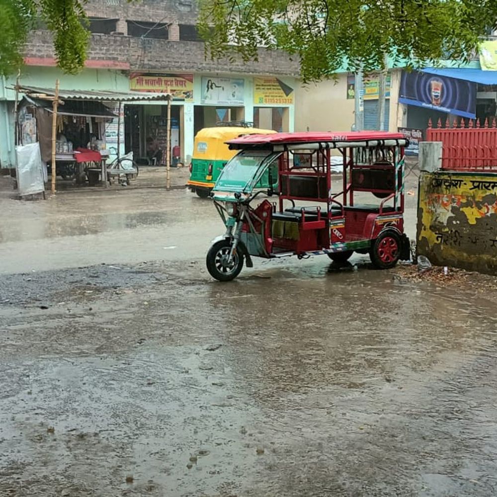 मऊ में झमाझम बारिश, गर्मी से मिली राहत:तापमान में गिरावट दर्ज, अगले 5 दिन खराब रहेगा मौसम