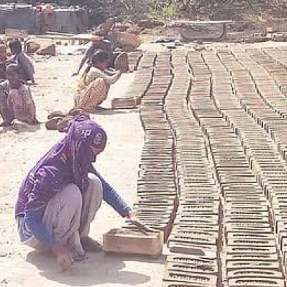 अयोध्या में स्कूल चलो अभियान:श्रमिक बस्तियों-भट्ठों पर घर-घर सर्वे, 6-14 साल के आउट-ऑफ-स्कूल बच्चों को जोड़ने का लक्ष्य 4500