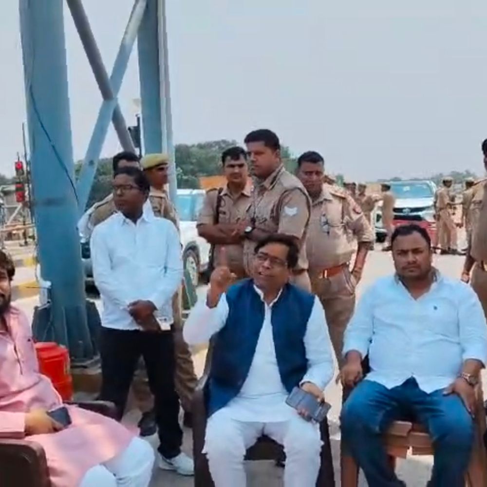 सपा प्रतिनिधिमंडल को मानिकपुर जाते समय रोका गया:पीड़ित परिवार से डाक बंगले में मिले, 2 लाख की मदद, निष्पक्ष जांच की मांग