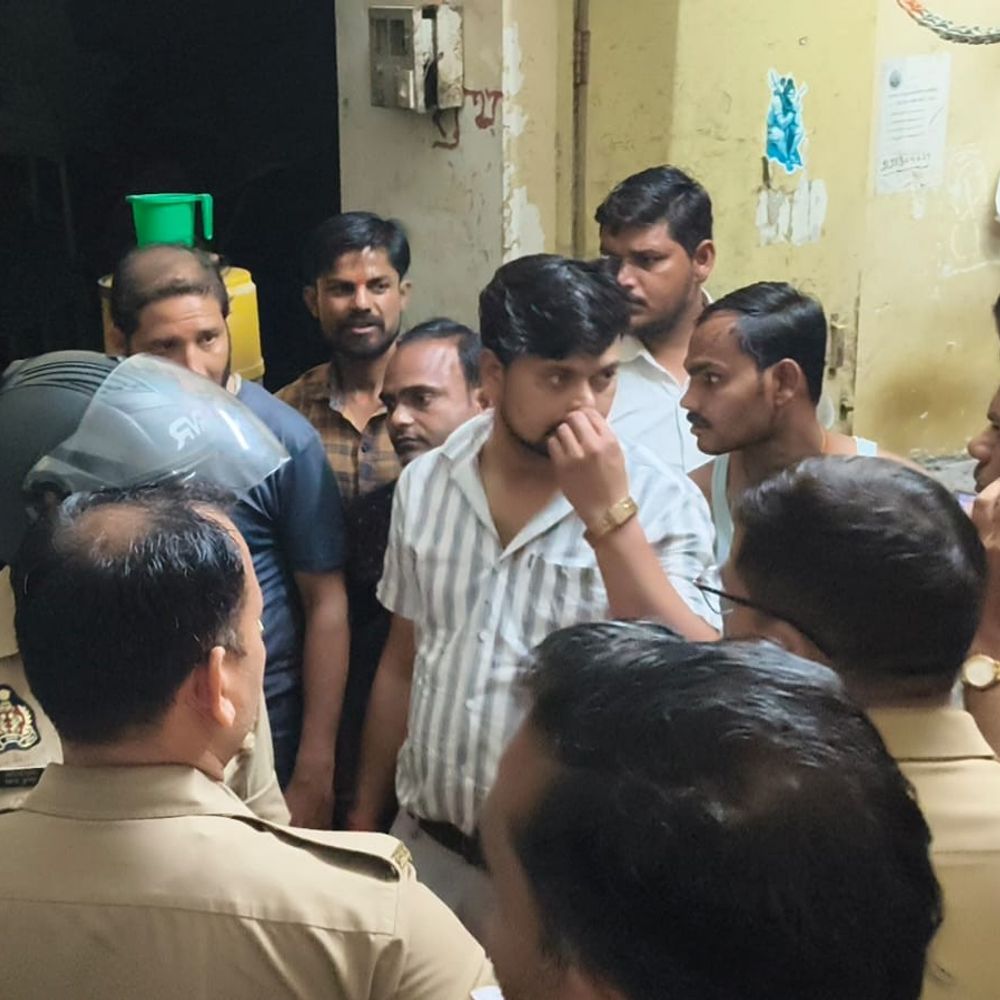 इटावा के मड़ौली गांव में 4 दिन बिजली ठप:ग्रामीणों ने उपकेंद्र पर किया प्रदर्शन, देर रात विद्युत आपूर्ति बहाल