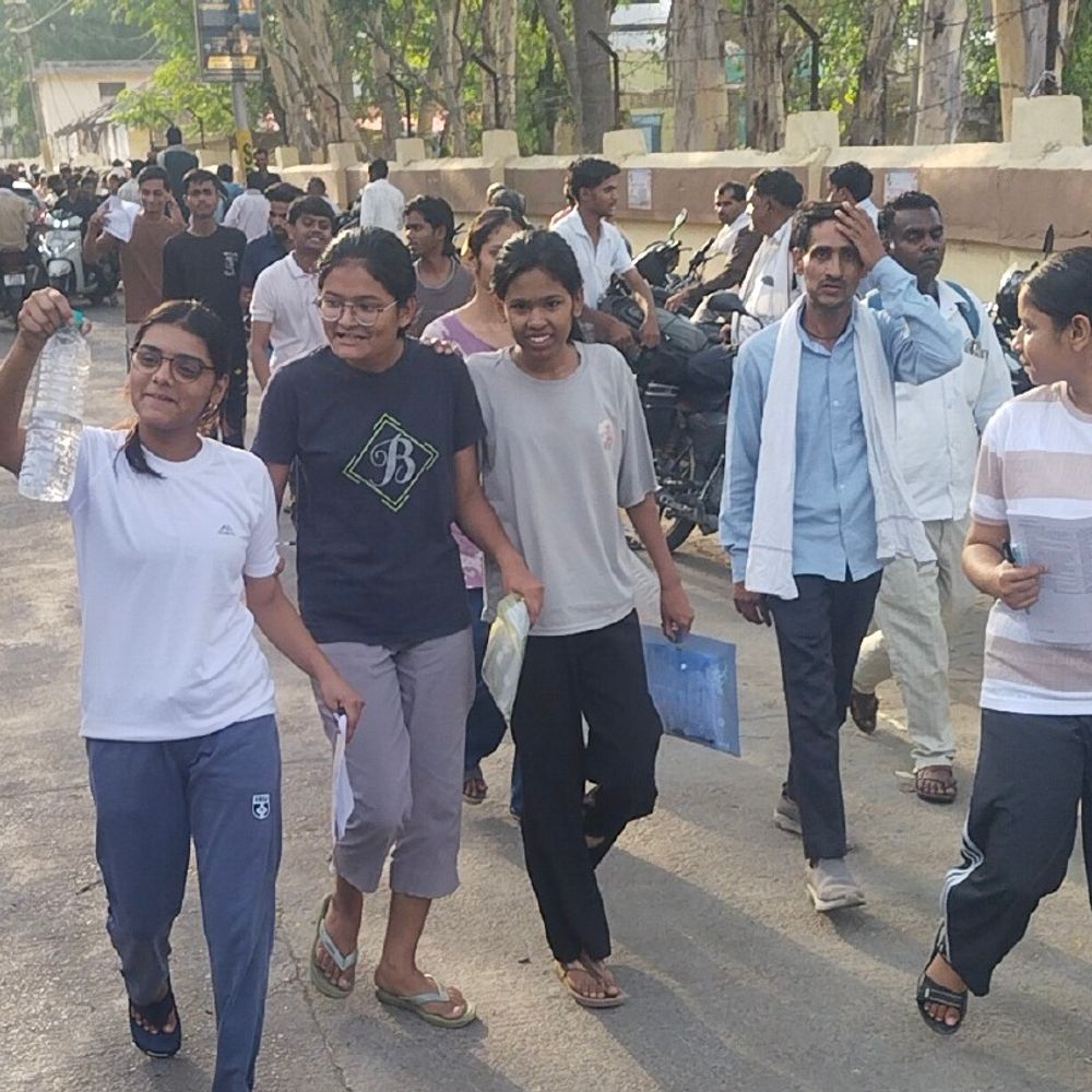 ललितपुर में दो केंद्रों पर हुई नीट परीक्षा:14 अभ्यर्थी अनुपस्थित, अभ्यर्थियों ने कहा- पेपर अच्छा आया था