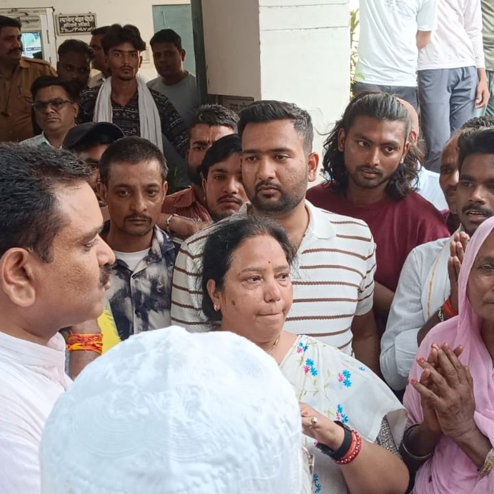 कन्नौज में ट्यूबवेल ऑपरेटरों ने मंत्री असीम अरुण को घेरा:नौकरी से निकाले जाने पर हंगामा, मंत्री ने दिया दूसरे काम का आश्वासन