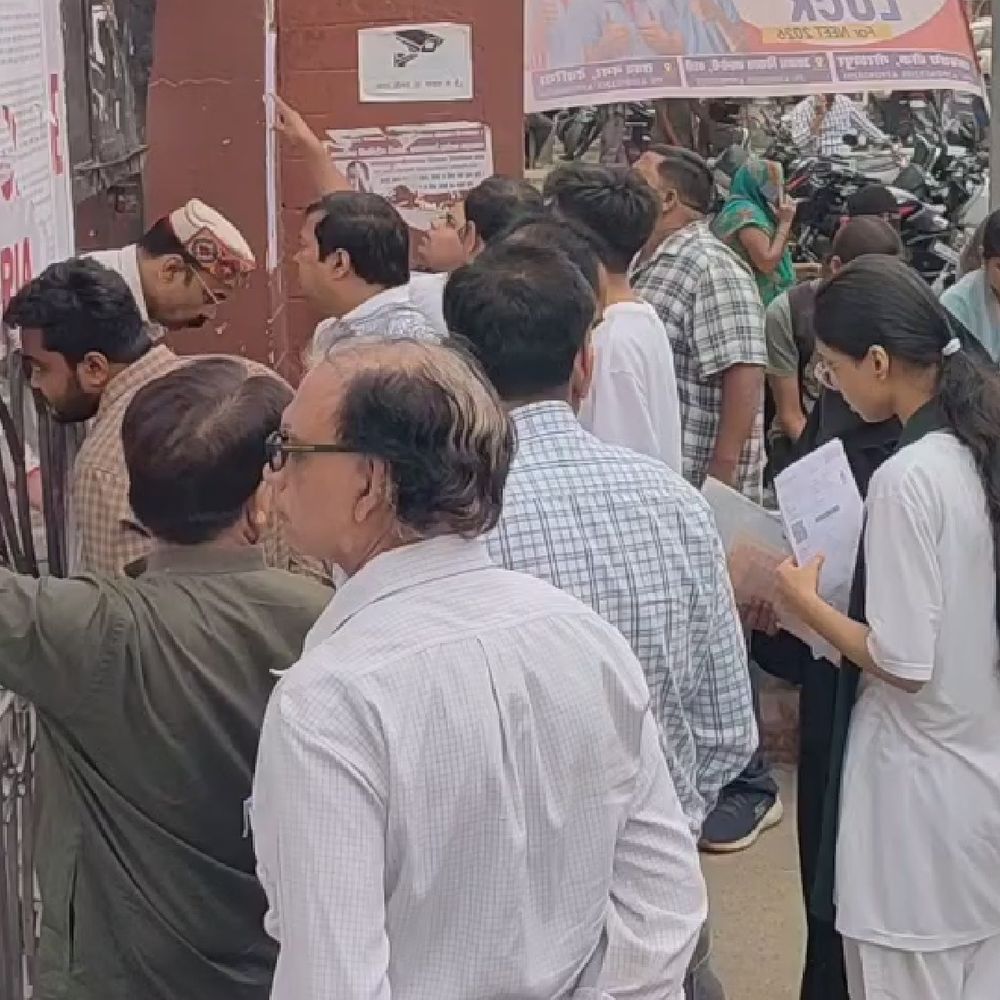 देवरिया में NEET-UG परीक्षा शुरू:13 केंद्रों पर कड़ी सुरक्षा, गहन जांच के बाद मिला प्रवेश