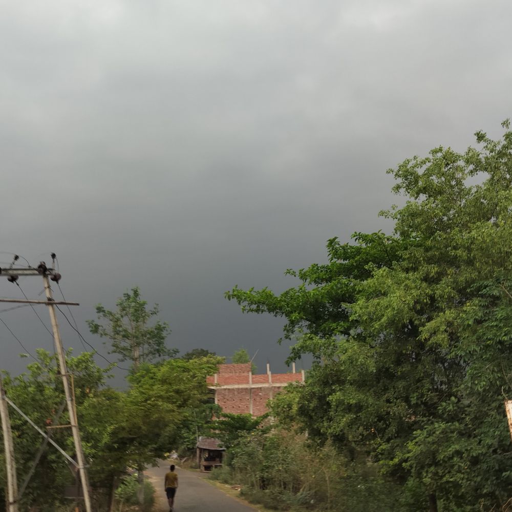 अयोध्या में तेज आंधी-बारिश:10 किलोमीटर की स्पीड से हवा चल रही, फसलों को नुकसान