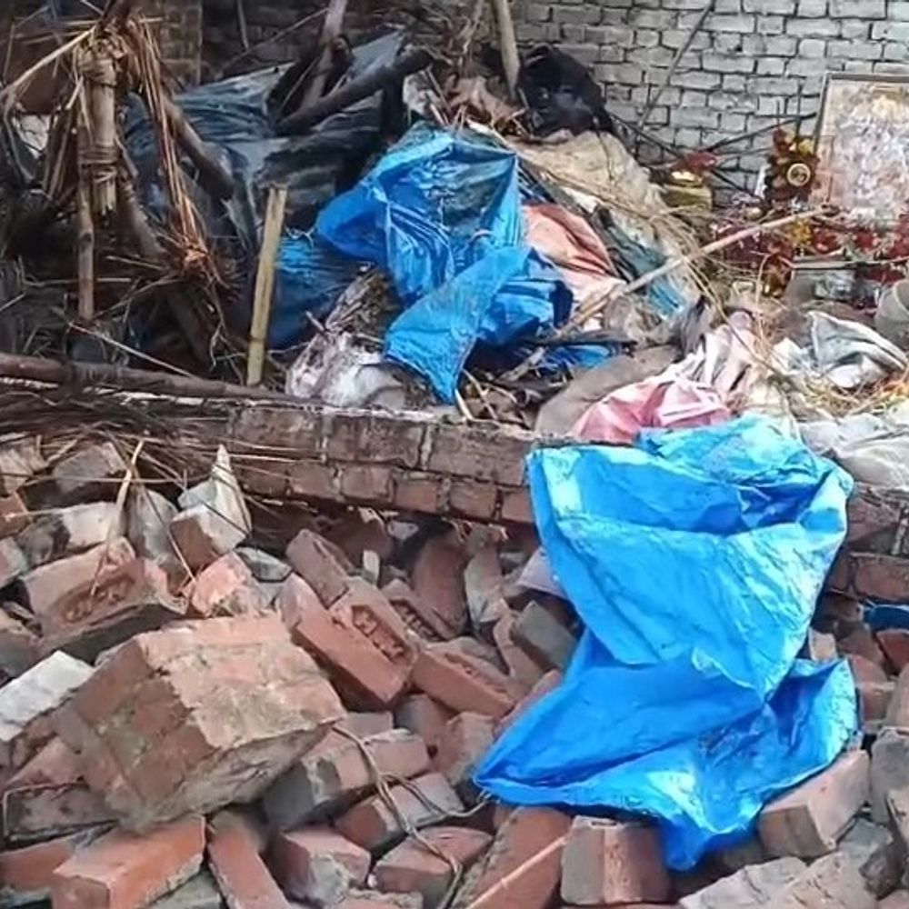 फर्रुखाबाद में आंधी-बारिश से गिरे पेड़:बिजली आपूर्ति ठप, कानपुर कासगंज रेलवे ट्रैक पर भी गिरे पेड़ हटाए गए