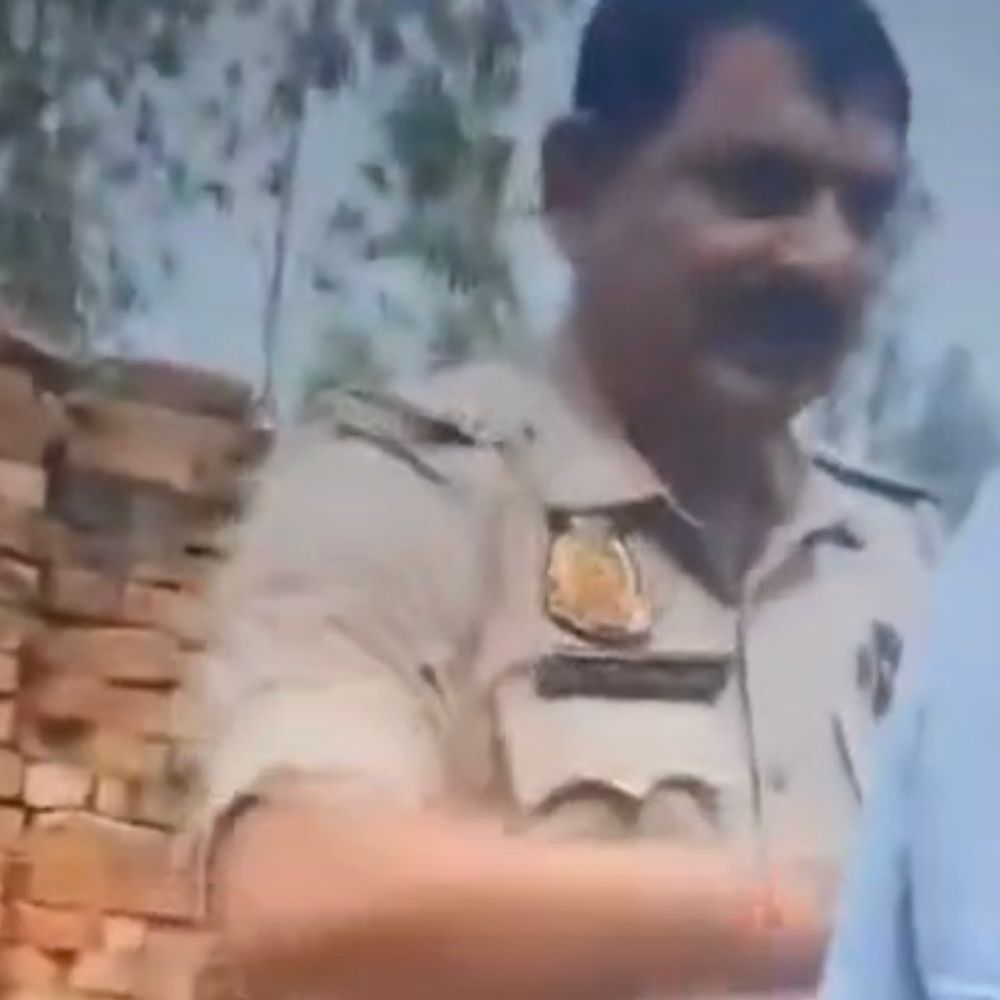 दरोगा ने युवक को मारे छह थप्पड़:बिजनौर में पिटाई का वीडियो आया सामने, जांच शुरू