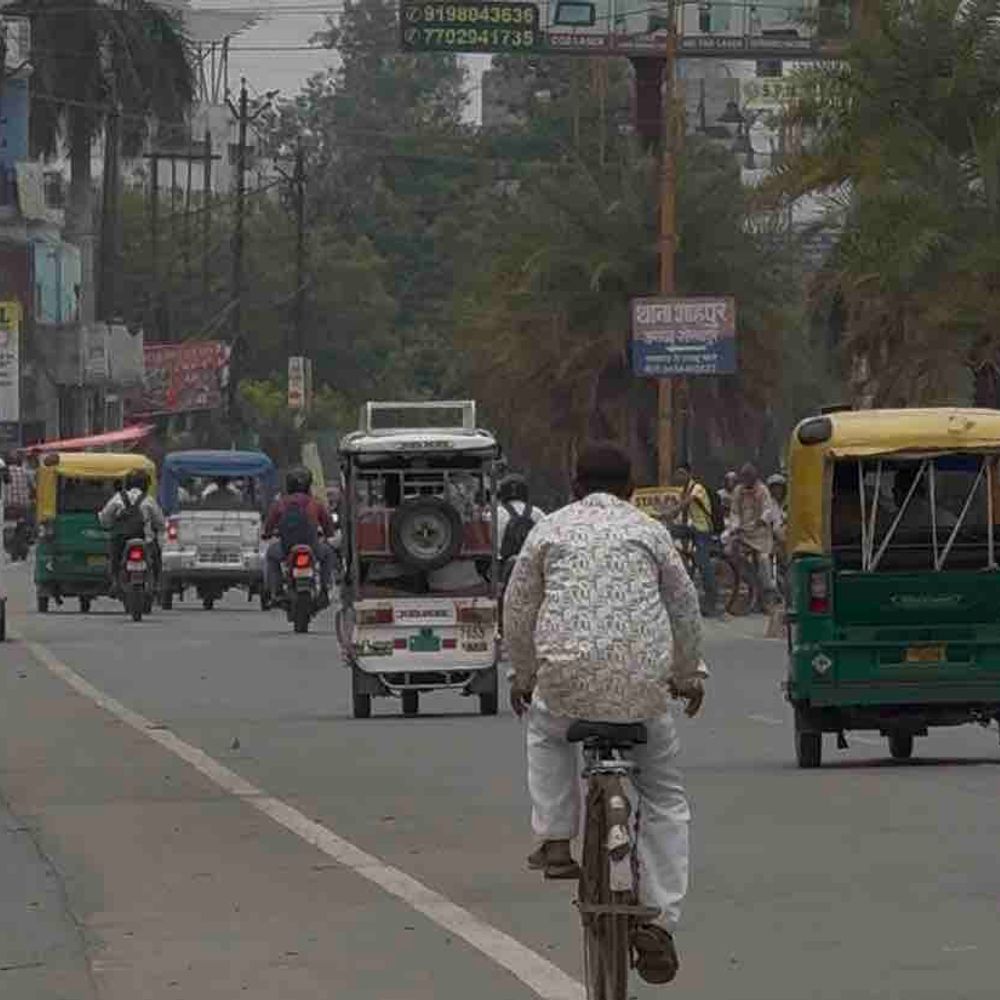 गोरखपुर में बदला मौसम, तापमान में आई गिरावट:तेज हवा- बादलों से मिली राहत, शाम तक बारिश के आसार