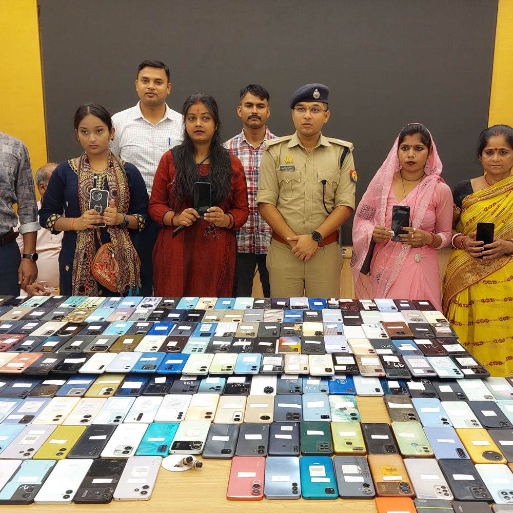 सोनभद्र पुलिस ने 336 खोए मोबाइल फोन बरामद किए:65 लाख रुपये के फोन लौटाए, साइबर ठगी के 27 लाख भी वापस कराए