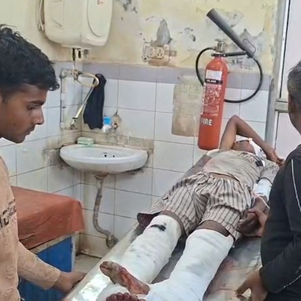 हाइवे वाहन को कैंटर ने मारी टक्कर, एक की मौत:एटा में वर्करों को लेने आया था वाहन, 3 गंभीर घायल