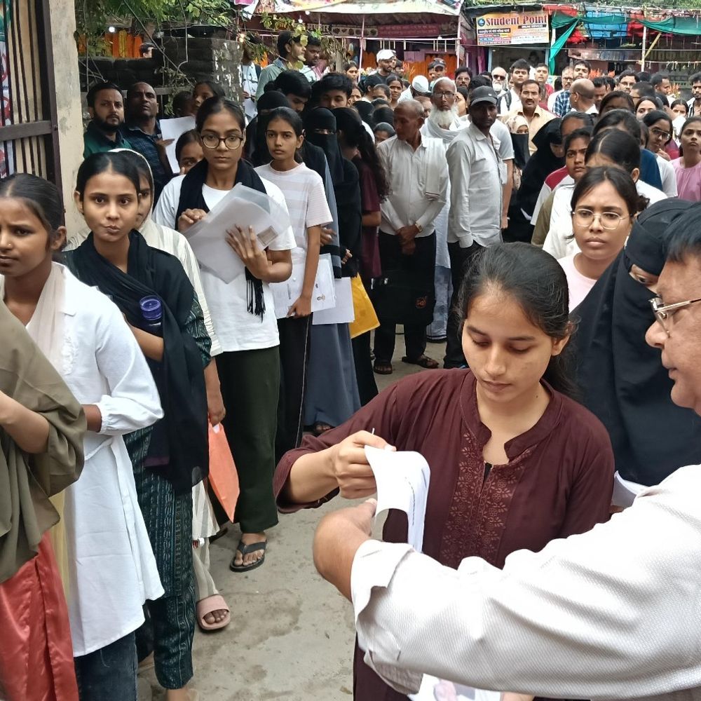 मऊ में नीट परीक्षा संपन्न, 129 अभ्यर्थी अनुपस्थित:12 केंद्रों पर 5863 ने दिया एग्जाम, सीसीटीवी से निगरानी