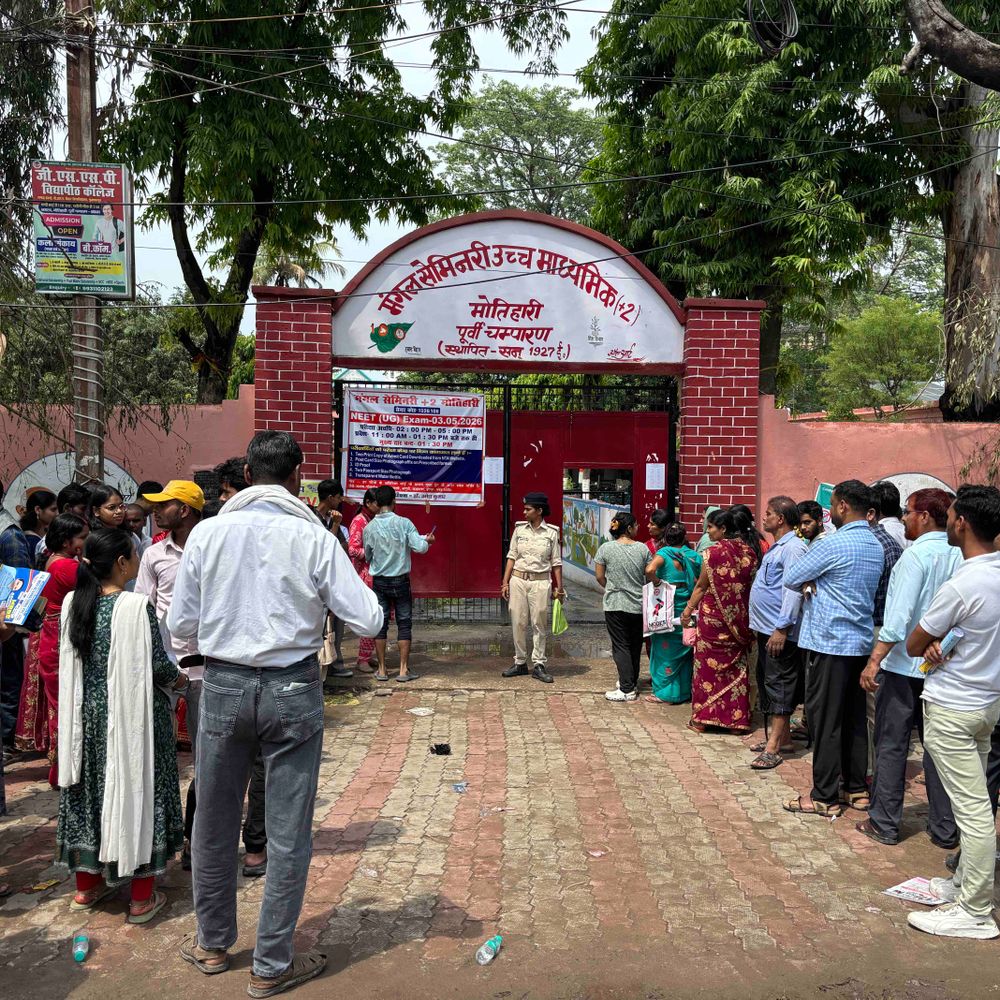 मोतिहारी में 13 केंद्रों पर नीट परीक्षा आयोजित:  6336 परीक्षार्थियों ने एग्जाम में लिया भाग, डीएम-एसपी ने परीक्षा केंद्रों का किया निरीक्षण – Motihari (East Champaran) News