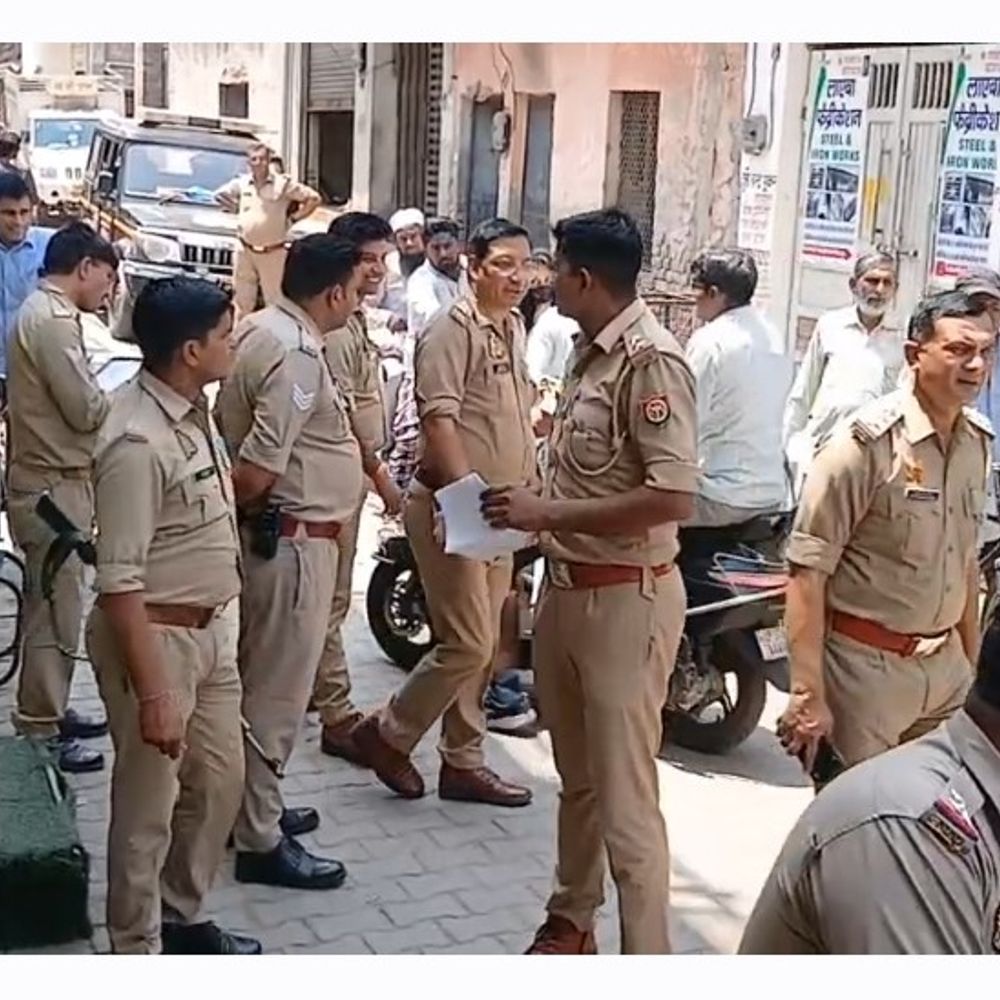 तेज आवाज में कुरान की आयतें पढ़ने पर हंगामा:हापुड़ में किराए के मकान का मामला, पुलिस ने शांत कराया