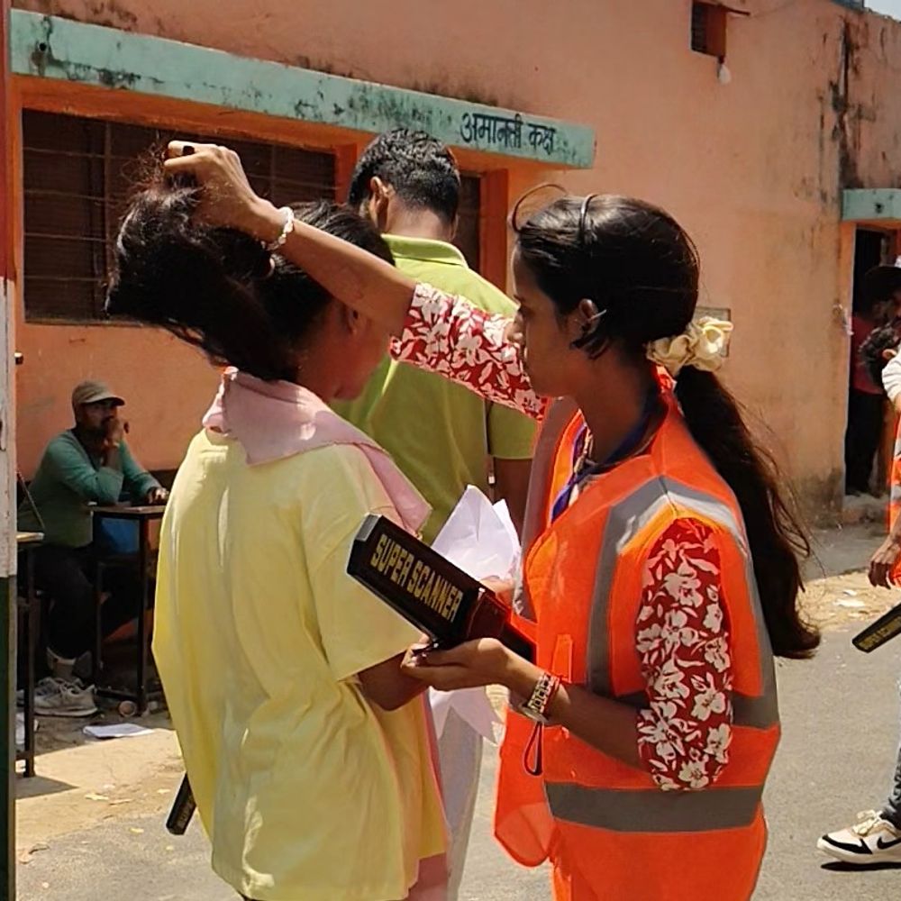 सीतापुर में NEET-UG 2026 परीक्षा शुरू:5 केंद्रों पर 2400 अभ्यर्थी शामिल, तीन स्तरीय चेकिंग के बाद प्रवेश, घड़ी और बालों के क्लेचर तक उतरवाए