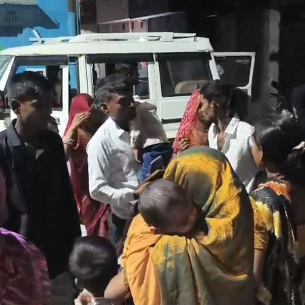 हमीरपुर में कार सवार परिवार से लूटपाट, मारपीट:महिला का मंगलसूत्र, लॉकेट और युवक से 30 हजार लूटे
