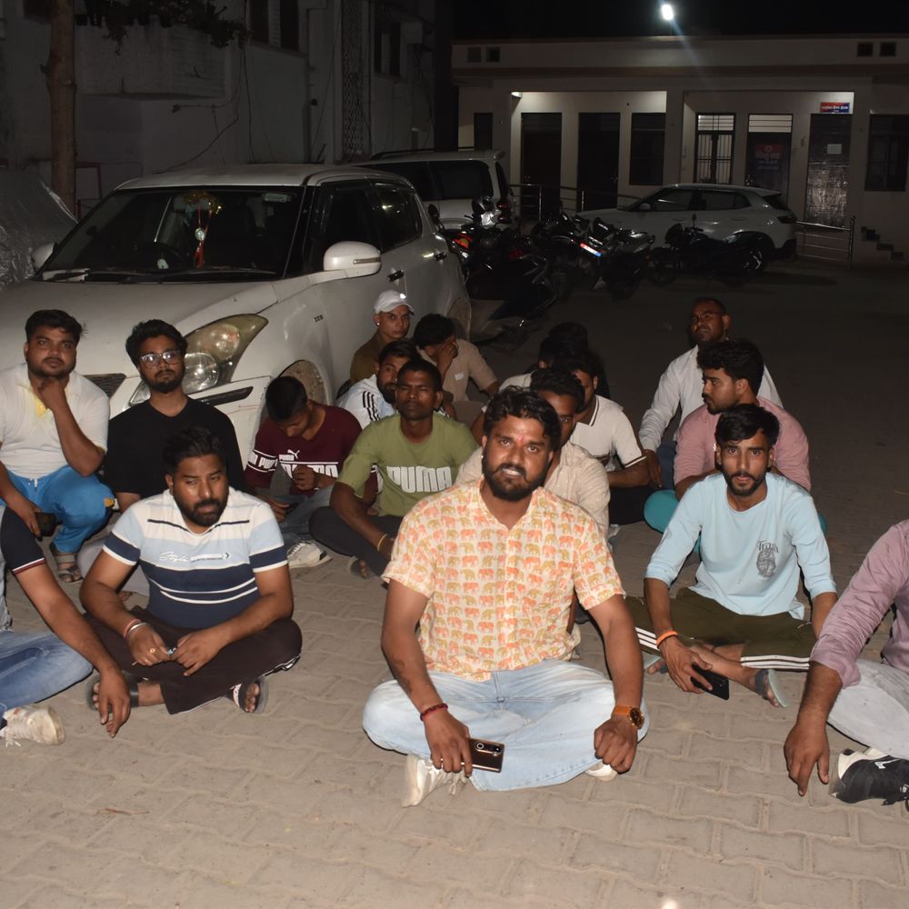 भाजपा नेता के पिता को हिरासत में लेने पर हंगामा:मेरठ में संदिग्ध की तलाशी के दौरान पकड़ा, लालकुर्ती थाने में कार्यकर्ताओं ने धरना दिया