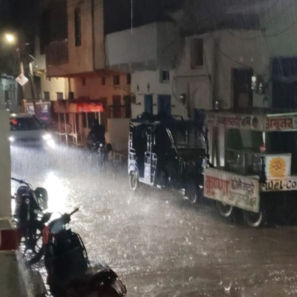 ललितपुर में बदला मौसम, तेज हवा के साथ बारिश हुई:तापमान गिरा, सड़कों पर कीचड़; बूंदाबांदी जारी