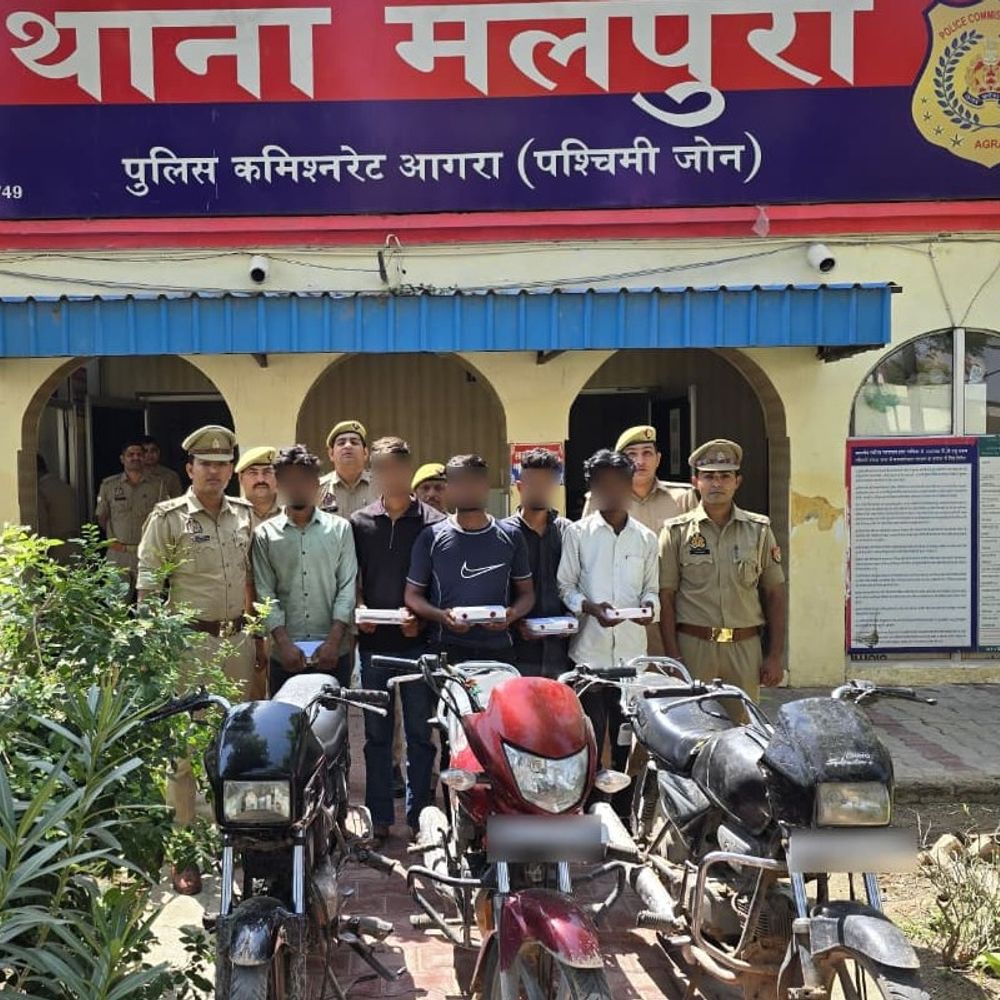 चोरी की मोटरसाइकिल काटकर बेचने वाले शातिर गिरफ्तार:मोबाइल के जरिए करते थे बाइक चोरी की प्लानिंग, एक ही गांव के हैं सभी आरोपी
