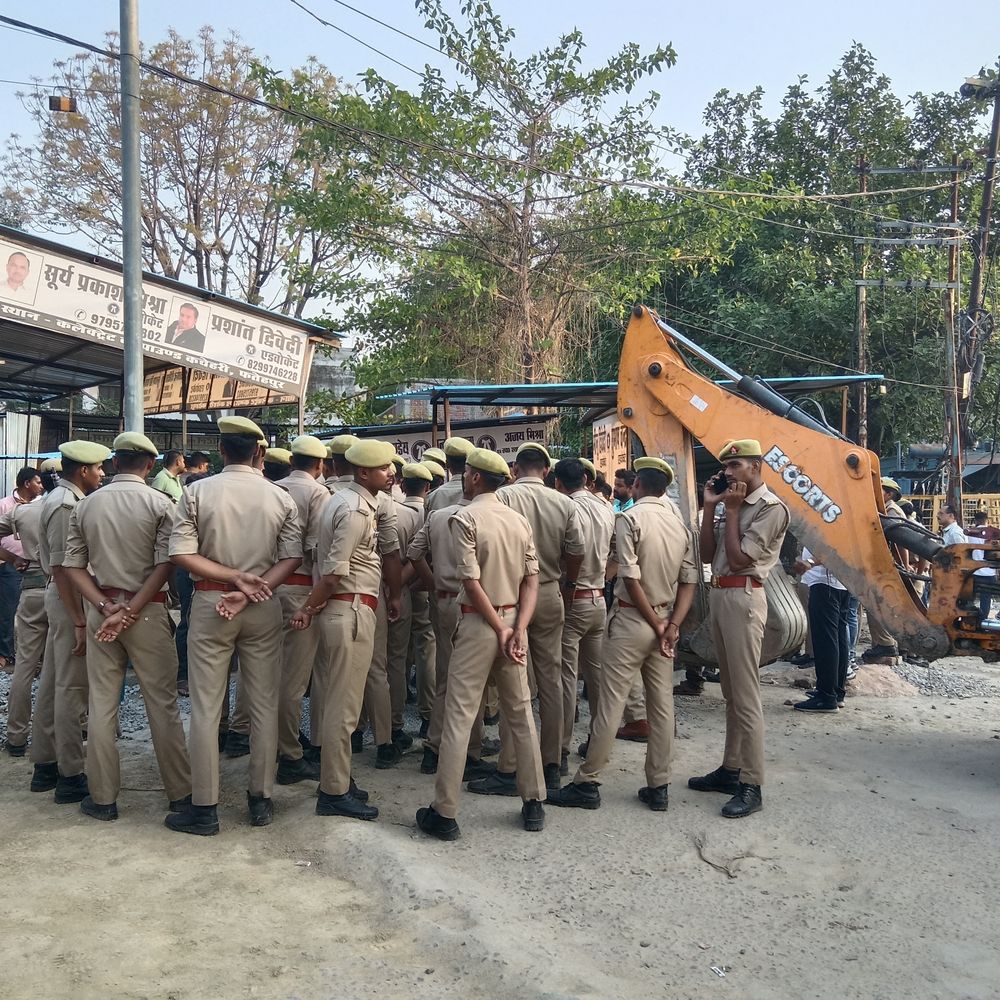 फतेहपुर में अधिवक्ताओं के टीन शेड हटाने पहुंचा प्रशासन:बुलडोजर लेकर पहुंची टीम, बार एसोसिएशन अध्यक्ष से वार्ता के बाद टली कार्रवाई