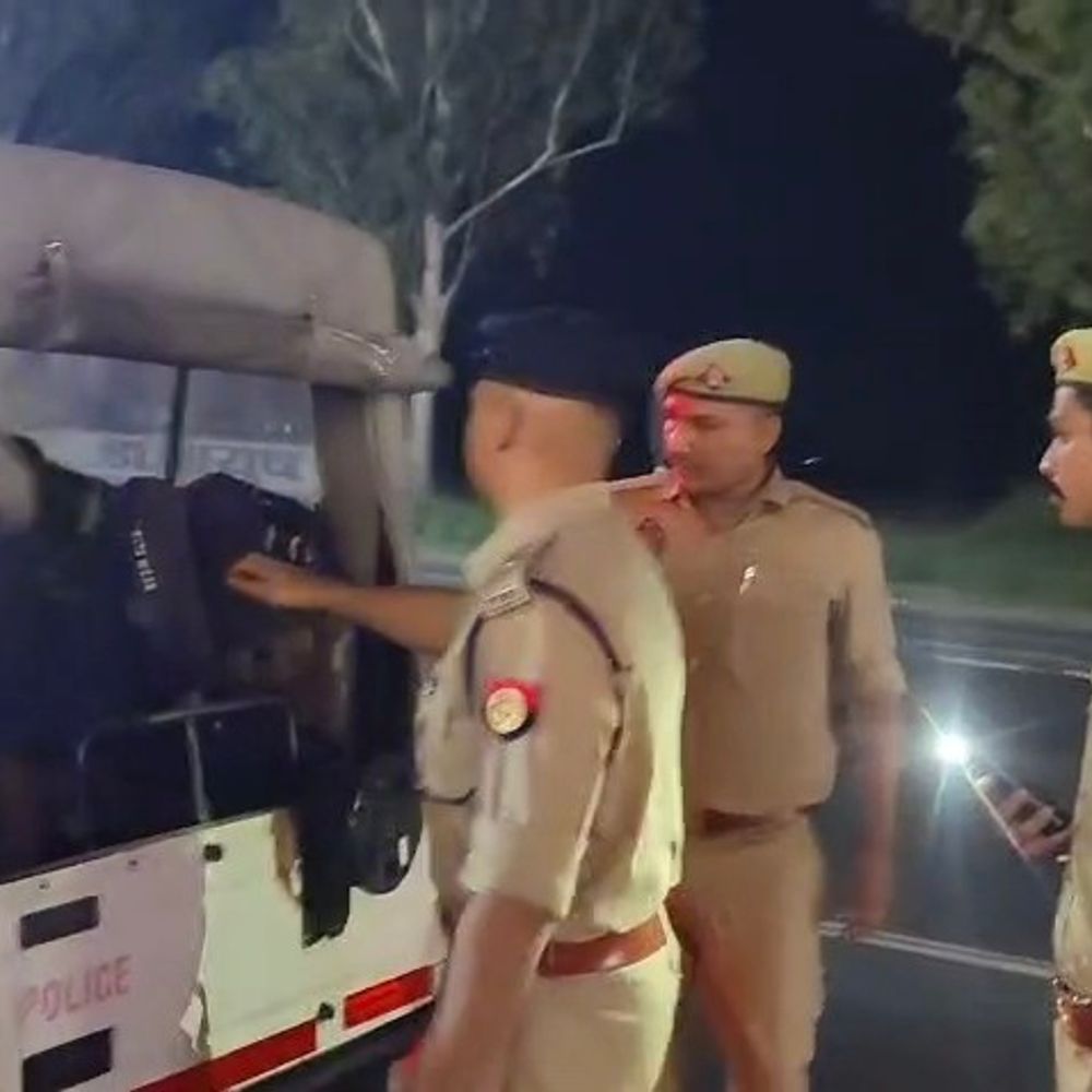 हादसे में घायलों के लिए फरिश्ता बने एसपी सिटी:मुजफ्फरनगर में स्कॉर्ट वाहन से घायल बाइक सवारों को तुरंत पहुंचाया मेडिकल कॉलेज
