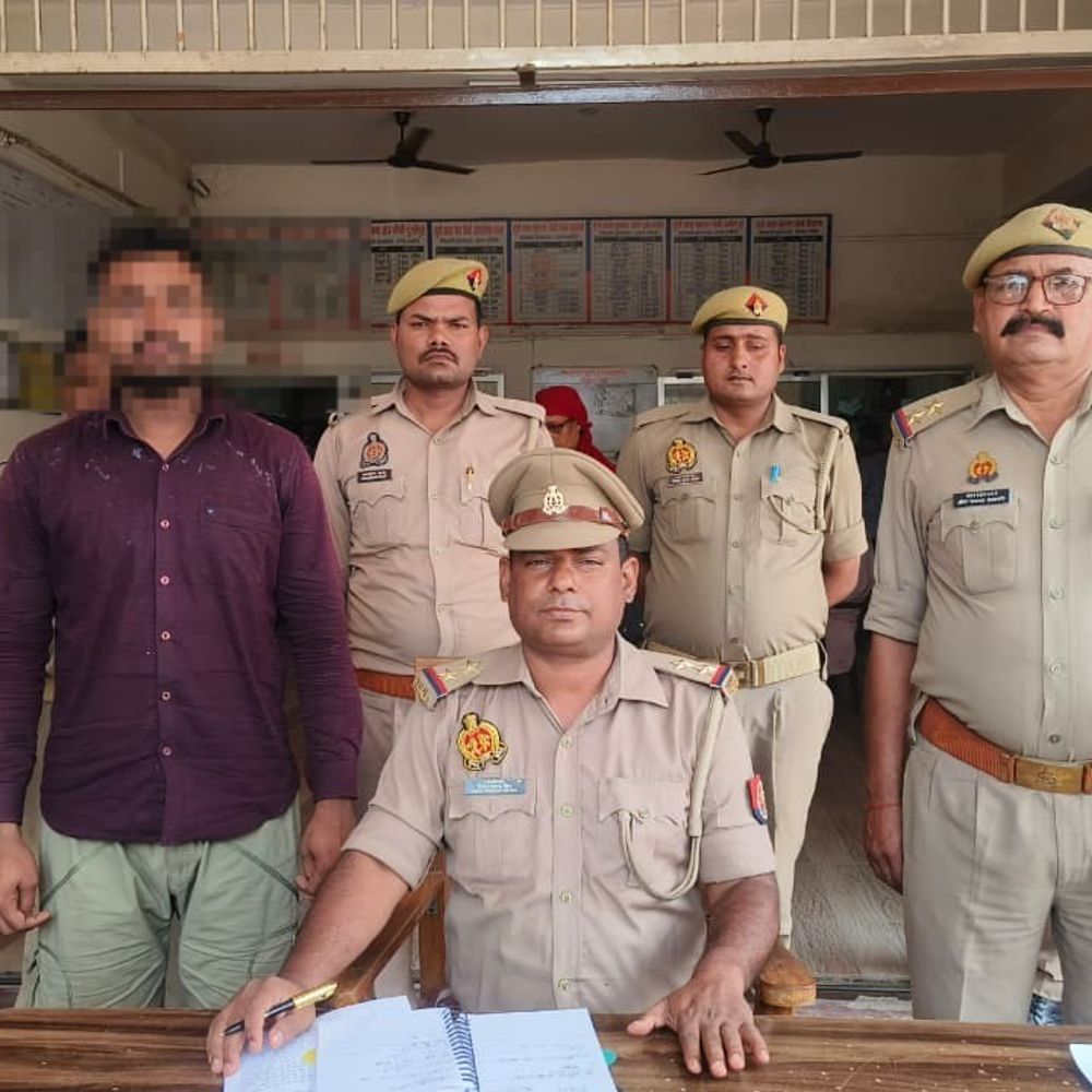चंदौली पुलिस ने तेल चोरी के आरोपी को पकड़ा:दो माह पहले 47 डिब्बे रिफाइंड तेल चोरी का मामला, माल बरामद नहीं
