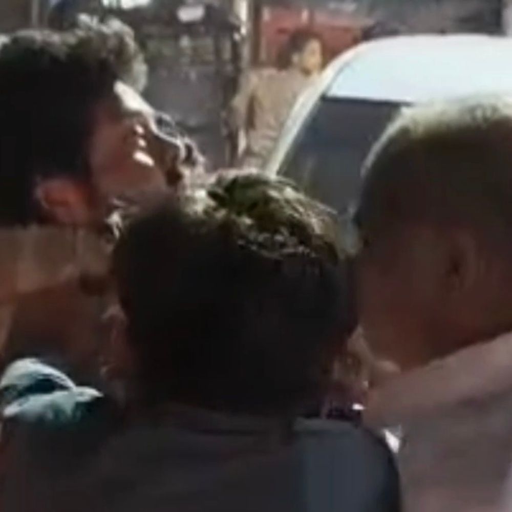 सॉफ्टवेयर इंजीनियर से पिता के सामने मारपीट, VIDEO:खराब एसी की शिकायत पर हंगामा, पुलिस ने FIR दर्ज की