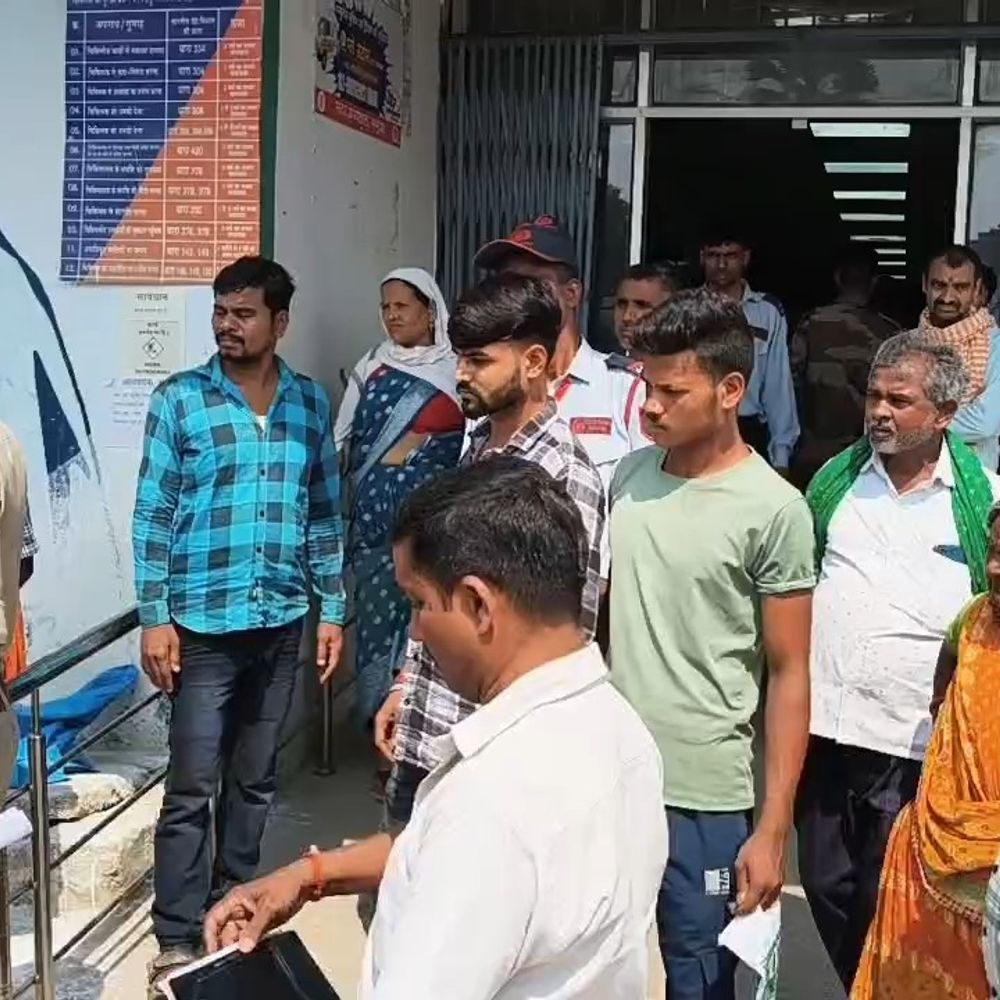 कैमूर में बुजुर्ग को छत से फेंका:ग्रामीण बोले- उन पर भूत पालने का आरोप था, बहू बोली- कोई मरे, इनका ही नाम लगता था